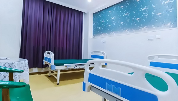 深圳最新落户政策_冯骥荐电影南京照相馆：没有抒情只有血的事实 还有性费一些一次用